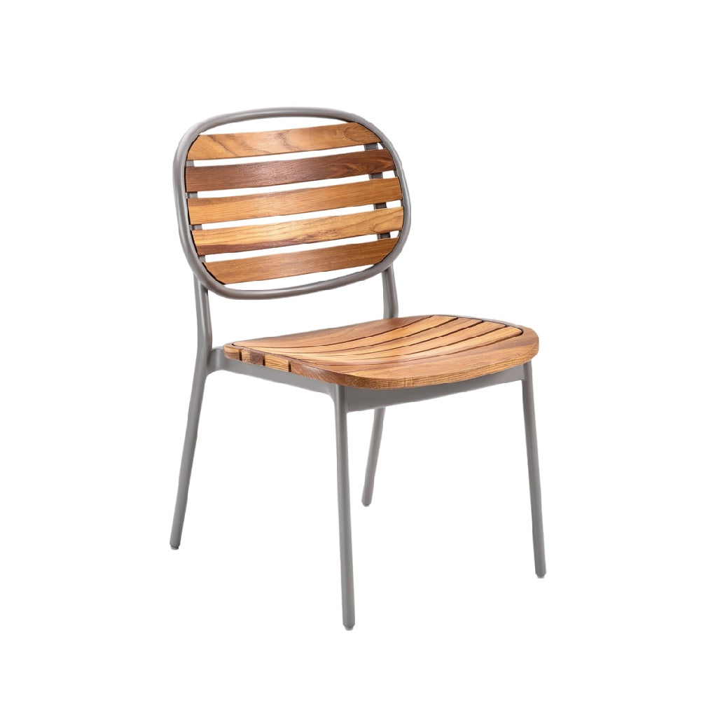 Modern houten loungestoel met metalen frame en slanke lijnen
